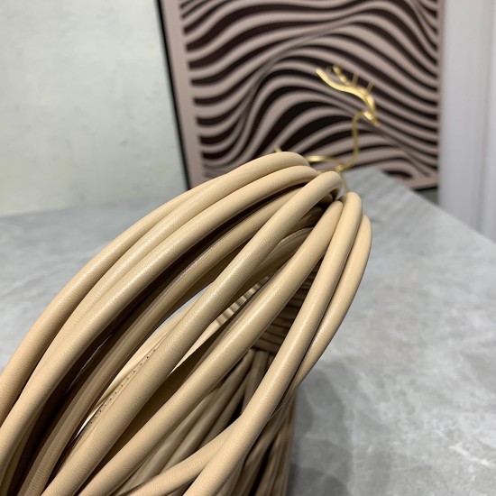 bv home 22 new knot bag, abrupt design concept unique sheepskin material to create. Modeling heavenly, breaking the traditional bag design. Another universal grass popping models 