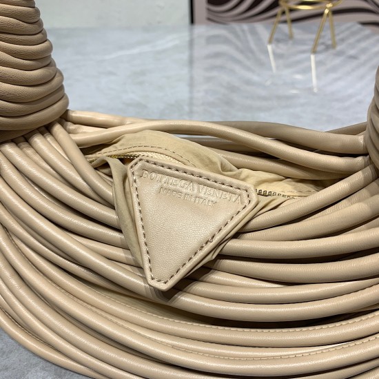 bv home 22 new knot bag, abrupt design concept unique sheepskin material to create. Modeling heavenly, breaking the traditional bag design. Another universal grass popping models 