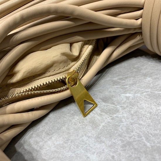 bv home 22 new knot bag, abrupt design concept unique sheepskin material to create. Modeling heavenly, breaking the traditional bag design. Another universal grass popping models 