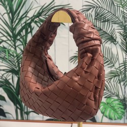 ✧Red and curry color fascination✧✧✧
Bottega Veneta's newest design, the knotted tote bag, retains BV's original knitting elements, but with a premium design style, hand-knit in lambskin.
But also with a high-level design style, using lambskin hand-woven h