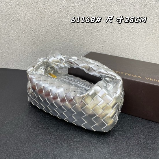Bottega Veneta#s newest design woven knot tote bag ✧ also retained the original BV has been woven elements at the same time, but with a high-level design style, hand-woven in lambskin.
And with a high-level design style, using lambskin hand-woven hot mode