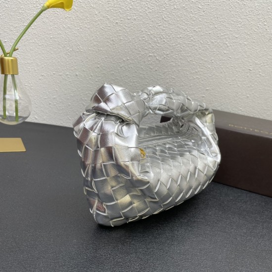 Bottega Veneta#s newest design woven knot tote bag ✧ also retained the original BV has been woven elements at the same time, but with a high-level design style, hand-woven in lambskin.
And with a high-level design style, using lambskin hand-woven hot mode