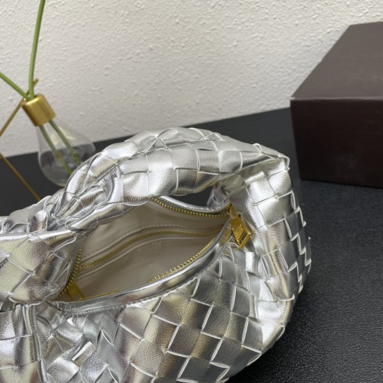 Bottega Veneta#s newest design woven knot tote bag ✧ also retained the original BV has been woven elements at the same time, but with a high-level design style, hand-woven in lambskin.
And with a high-level design style, using lambskin hand-woven hot mode