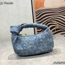 
  Bottega Veneta#s newest design tannin denim knotted tote bag ✧ also retained the BV has always been the original elements of weaving at the same time, but with a high-level design style, using tannin denim hand-woven hot models simple and simple ^ O ^ 