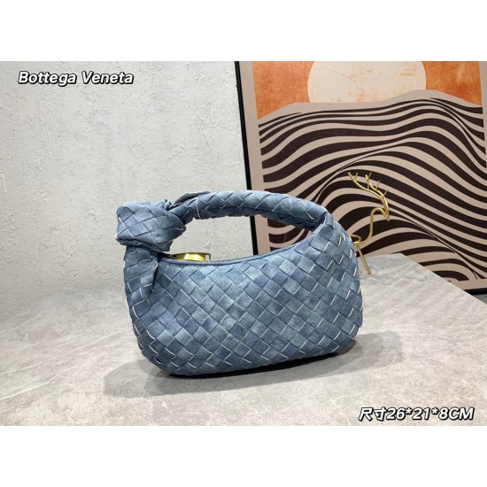 
  Bottega Veneta#s newest design tannin denim knotted tote bag ✧ also retained the BV has always been the original elements of weaving at the same time, but with a high-level design style, using tannin denim hand-woven hot models simple and simple ^ O ^ 