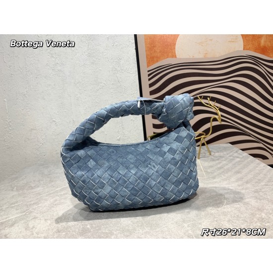
  Bottega Veneta#s newest design tannin denim knotted tote bag ✧ also retained the BV has always been the original elements of weaving at the same time, but with a high-level design style, using tannin denim hand-woven hot models simple and simple ^ O ^ 