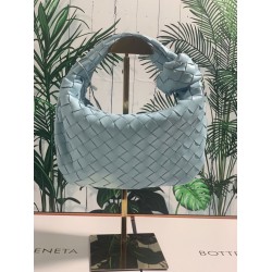 ✧Light blue mini ✧
Bottega Veneta's newest design, the knotted tote bag, retains BV's original knitting elements, but with a premium design style, hand-woven in lambskin.
But also with a high-level design style, using lambskin hand-woven hot models simple