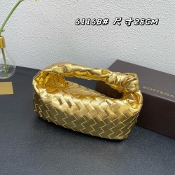 Bottega Veneta#s newest design woven knot tote bag ✧ also retained the original BV has been woven elements at the same time, but with a high-level design style, hand-woven in lambskin.
And with a high-level design style, using lambskin hand-woven hot mode