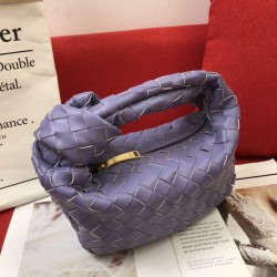 Bottega Veneta#s newest design woven knot tote bag ✧ also retained the original BV has been woven elements at the same time, but with a high-level design style, hand-woven in lambskin.
But also with a high-level design style, using lambskin hand-woven hot