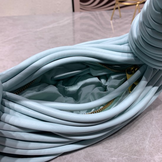 380 bv home 22 new knot bag, abrupt design concept unique sheepskin material. The modeling of the sky, breaking the traditional bag design. Another universal grass popping models 