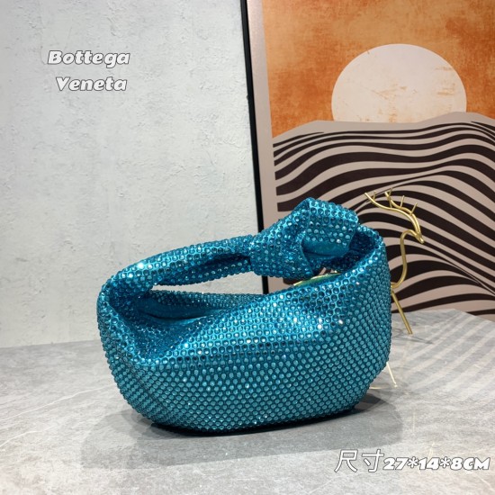 Bottega Veneta# latest design Swarovski imitation diamond knot tote bag ✧ also retained the BV has been the original elements at the same time.
And with a high-level design style, using hand-ironed diamonds, the hot models simple and uncomplicated ^ O ^ s