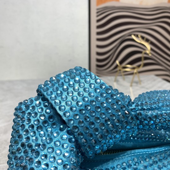 Bottega Veneta# latest design Swarovski imitation diamond knot tote bag ✧ also retained the BV has been the original elements at the same time.
And with a high-level design style, using hand-ironed diamonds, the hot models simple and uncomplicated ^ O ^ s