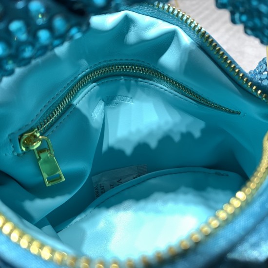 Bottega Veneta# latest design Swarovski imitation diamond knot tote bag ✧ also retained the BV has been the original elements at the same time.
And with a high-level design style, using hand-ironed diamonds, the hot models simple and uncomplicated ^ O ^ s