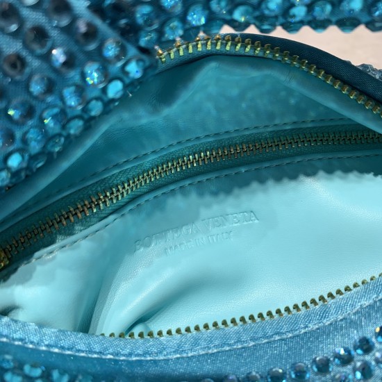 Bottega Veneta# latest design Swarovski imitation diamond knot tote bag ✧ also retained the BV has been the original elements at the same time.
And with a high-level design style, using hand-ironed diamonds, the hot models simple and uncomplicated ^ O ^ s