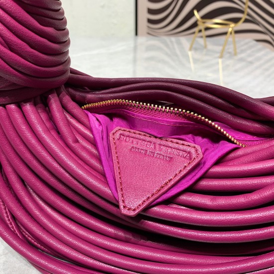 bv home 22 new knot bag, abrupt design concept unique sheepskin material to create. The modeling of the sky, breaking the traditional bag design. Another universal grass popping models 