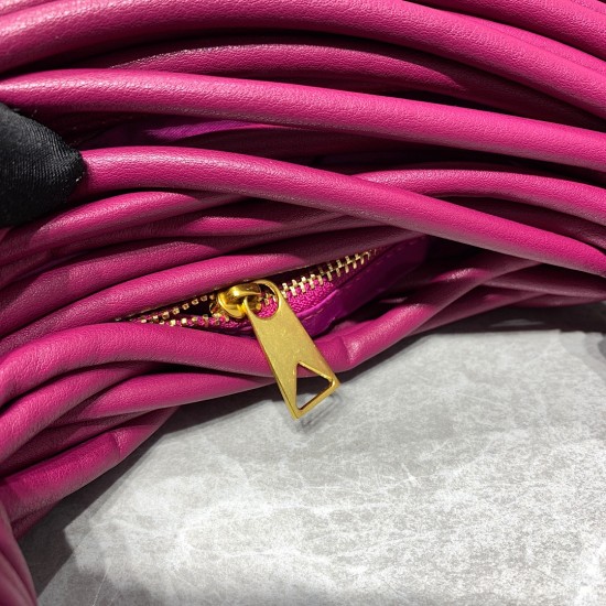 bv home 22 new knot bag, abrupt design concept unique sheepskin material to create. The modeling of the sky, breaking the traditional bag design. Another universal grass popping models 