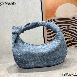 
  Bottega Veneta#s newest design tannin denim knotted tote bag ✧ also retained the BV has always been the original elements of weaving at the same time, but with a high-level design style, using tannin denim hand-woven hot models simple and simple ^ O ^ 
