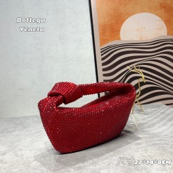 Bottega Veneta# latest design Swarovski imitation diamond knot tote bag ✧ also retained the BV has been the original elements at the same time.
And with a high-level design style, using hand-ironed diamonds, the hot models simple and uncomplicated ^ O ^ s