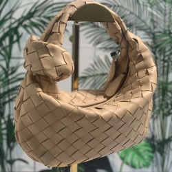 ✧Milk tea color mini✧✧✧
Bottega Veneta's newest design, the knotted tote bag, retains BV's original knitting elements, but with a premium design style, hand knit in lambskin.
But also with a high-level design style, using lambskin hand-woven hot models si