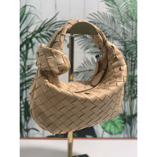 ✧Milk tea color mini✧✧✧
Bottega Veneta's newest design, the knotted tote bag, retains BV's original knitting elements, but with a premium design style, hand knit in lambskin.
But also with a high-level design style, using lambskin hand-woven hot models si