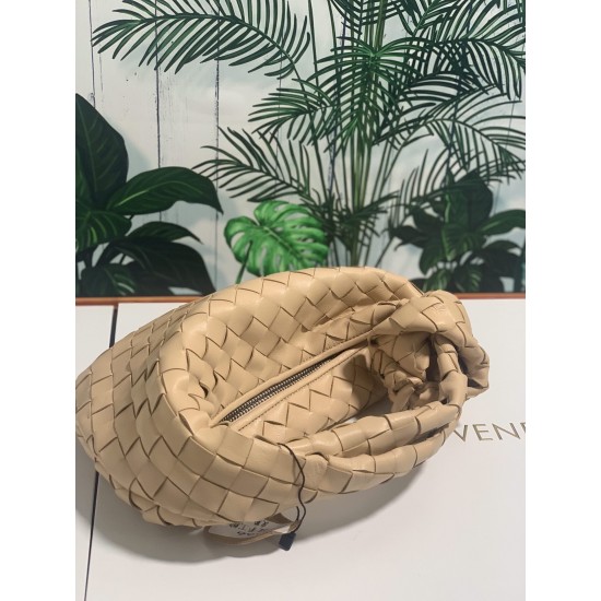 ✧Milk tea color mini✧✧✧
Bottega Veneta's newest design, the knotted tote bag, retains BV's original knitting elements, but with a premium design style, hand knit in lambskin.
But also with a high-level design style, using lambskin hand-woven hot models si