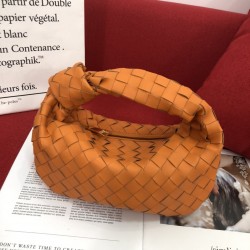 Bottega Veneta#s newest design woven knot tote bag ✧ also retained the original BV has been woven elements at the same time, but with a high-level design style, hand-woven in lambskin.
But also with a high-level design style, using lambskin hand-woven hot