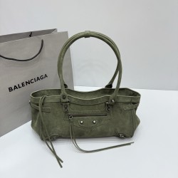 Frosted green Balenciag Le city cross section biker bag must Amway 0 as the global spokesman kritt the same style it directly in the fashion circle shark crazy classic black leather texture pull full of old hardware through the retro flavor casual and uni