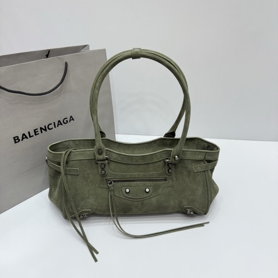 Frosted green Balenciag Le city cross section biker bag must Amway 0 as the global spokesman kritt the same style it directly in the fashion circle shark crazy classic black leather texture pull full of old hardware through the retro flavor casual and uni