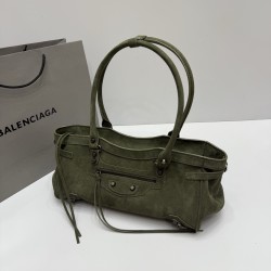 Frosted green Balenciag Le city cross section biker bag must Amway 0 as the global spokesman kritt the same style it directly in the fashion circle shark crazy classic black leather texture pull full of old hardware through the retro flavor casual and uni