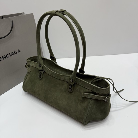 Frosted green Balenciag Le city cross section biker bag must Amway 0 as the global spokesman kritt the same style it directly in the fashion circle shark crazy classic black leather texture pull full of old hardware through the retro flavor casual and uni