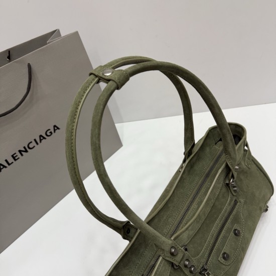 Frosted green Balenciag Le city cross section biker bag must Amway 0 as the global spokesman kritt the same style it directly in the fashion circle shark crazy classic black leather texture pull full of old hardware through the retro flavor casual and uni