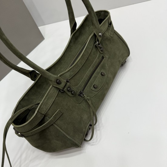 Frosted green Balenciag Le city cross section biker bag must Amway 0 as the global spokesman kritt the same style it directly in the fashion circle shark crazy classic black leather texture pull full of old hardware through the retro flavor casual and uni
