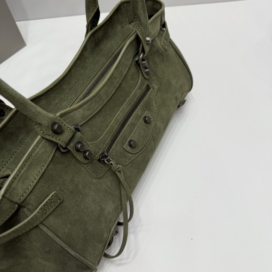 Frosted green Balenciag Le city cross section biker bag must Amway 0 as the global spokesman kritt the same style it directly in the fashion circle shark crazy classic black leather texture pull full of old hardware through the retro flavor casual and uni