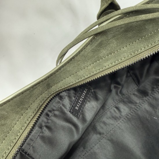 Frosted green Balenciag Le city cross section biker bag must Amway 0 as the global spokesman kritt the same style it directly in the fashion circle shark crazy classic black leather texture pull full of old hardware through the retro flavor casual and uni