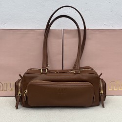 380 MiuMi25ss early spring models locomotive bag hot in the early spring models are really too grassy to continue the last season's unruly rebellious girl is also elegant retro bag using the top imported calfskin leather smooth and delicate soft sheepskin
