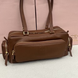 380 MiuMi25ss early spring models locomotive bag hot in the early spring models are really too grassy to continue the last season's unruly rebellious girl is also elegant retro bag using the top imported calfskin leather smooth and delicate soft sheepskin