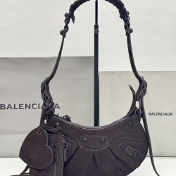 Small frosted coffee spot Balenciag Le Cagole half-moon tooth armpit bag crossbody bag king bomb BB new favorite debut ah in the traditional biker bag on the improvement of the adjustable woven shoulder strap additional eyelets and hanging leather card ba