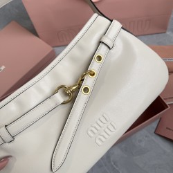 420 miu nappa underarm bag white original version of the texture is superb seemingly mediocre on the body but unexpectedly good with the enduring look a little retro and a little biker is very worthy of praise a casual sense of ruffles is very poke the he