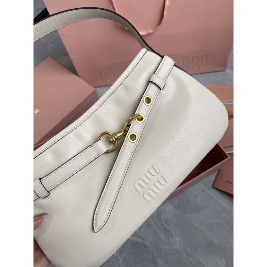 420 miu nappa underarm bag white original version of the texture is superb seemingly mediocre on the body but unexpectedly good with the enduring look a little retro and a little biker is very worthy of praise a casual sense of ruffles is very poke the he