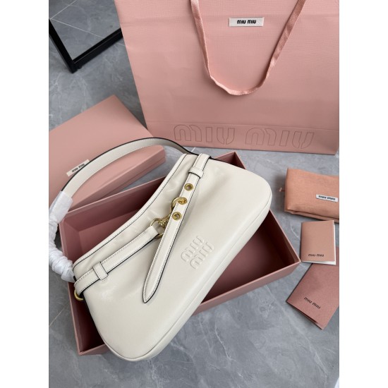 420 miu nappa underarm bag white original version of the texture is superb seemingly mediocre on the body but unexpectedly good with the enduring look a little retro and a little biker is very worthy of praise a casual sense of ruffles is very poke the he