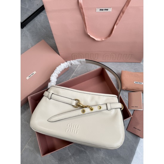 420 miu nappa underarm bag white original version of the texture is superb seemingly mediocre on the body but unexpectedly good with the enduring look a little retro and a little biker is very worthy of praise a casual sense of ruffles is very poke the he