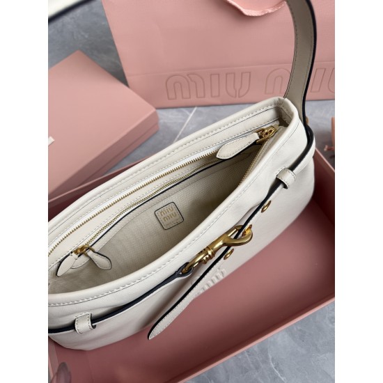 420 miu nappa underarm bag white original version of the texture is superb seemingly mediocre on the body but unexpectedly good with the enduring look a little retro and a little biker is very worthy of praise a casual sense of ruffles is very poke the he