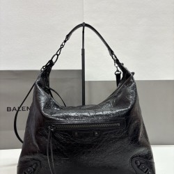 370 Balengiag le city moto large biker bag is back in full force If you like the biker bag's studded functionality but want it to be a little more minimalist, we strongly recommend that you choose the moto lightweight and large capacity, the whole bag is 