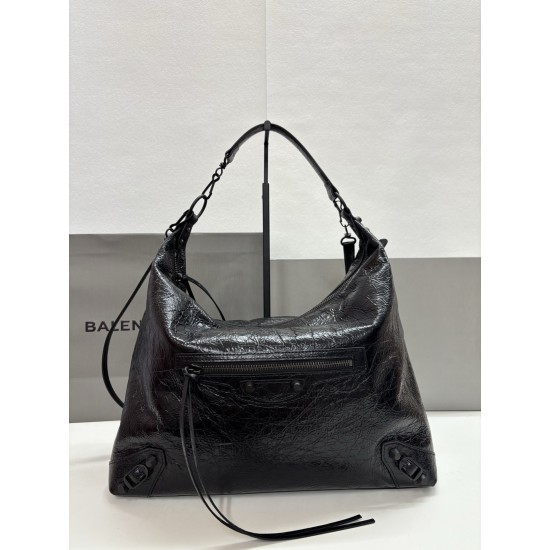 370 Balengiag le city moto large biker bag is back in full force If you like the biker bag's studded functionality but want it to be a little more minimalist, we strongly recommend that you choose the moto lightweight and large capacity, the whole bag is 