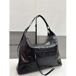 370 Balengiag le city moto large biker bag is back in full force If you like the biker bag's studded functionality but want it to be a little more minimalist, we strongly recommend that you choose the moto lightweight and large capacity, the whole bag is 