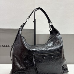 370 Balengiag le city moto large biker bag is back in full force If you like the biker bag's studded functionality but want it to be a little more minimalist, we strongly recommend that you choose the moto lightweight and large capacity, the whole bag is 