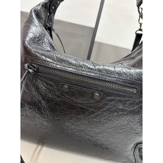 370 Balengiag le city moto large biker bag is back in full force If you like the biker bag's studded functionality but want it to be a little more minimalist, we strongly recommend that you choose the moto lightweight and large capacity, the whole bag is 