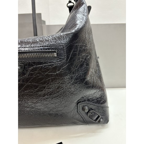 370 Balengiag le city moto large biker bag is back in full force If you like the biker bag's studded functionality but want it to be a little more minimalist, we strongly recommend that you choose the moto lightweight and large capacity, the whole bag is 