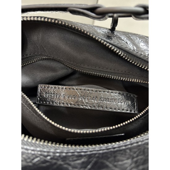 370 Balengiag le city moto large biker bag is back in full force If you like the biker bag's studded functionality but want it to be a little more minimalist, we strongly recommend that you choose the moto lightweight and large capacity, the whole bag is 