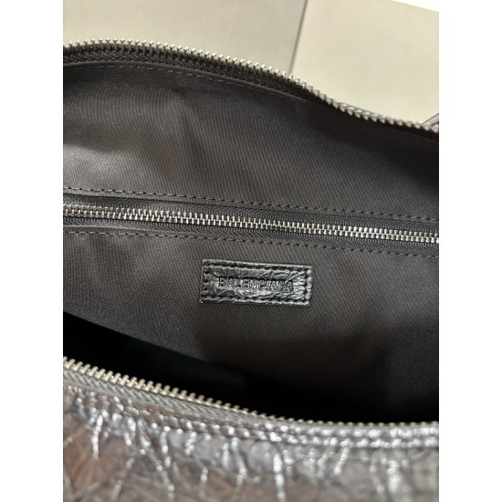 370 Balengiag le city moto large biker bag is back in full force If you like the biker bag's studded functionality but want it to be a little more minimalist, we strongly recommend that you choose the moto lightweight and large capacity, the whole bag is 